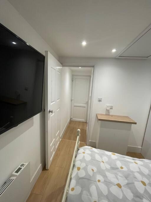1 Bedroom Guest Suite Near City Centre. Gloucester Zewnętrze zdjęcie